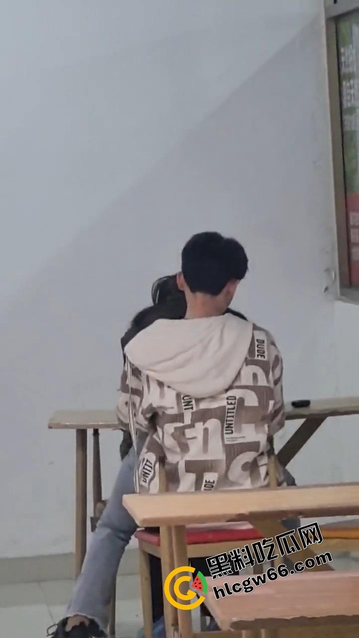 00后大学生太敢了，大学商店旁边直接开干，女的一骑到底爽叫连连，同学边吃瓜边看LIVE！-13