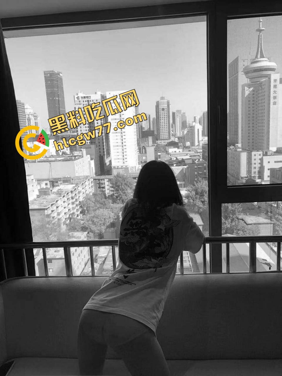 广东深圳学妹『钱幽幽』清纯脸皮底下是骚浪婊,穿女仆装露逼自拍求干,嘴里塞着肉棒发呻吟!-4