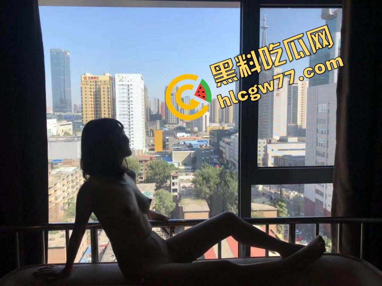 广东深圳学妹『钱幽幽』清纯脸皮底下是骚浪婊,穿女仆装露逼自拍求干,嘴里塞着肉棒发呻吟!-6