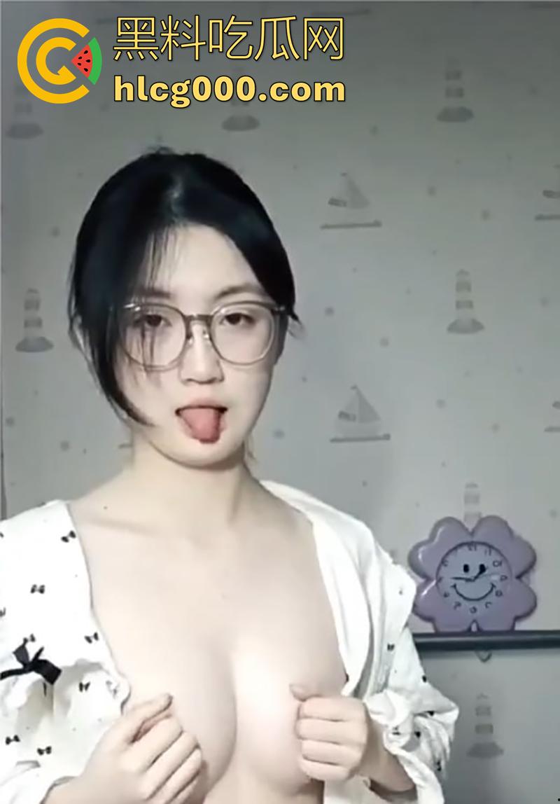 晋中卫生学校【韩林霏】，清纯颜值眼镜巨乳嫩妹，勾引有钱大叔大胆自慰，粉嫩美乳太撩人了！-4