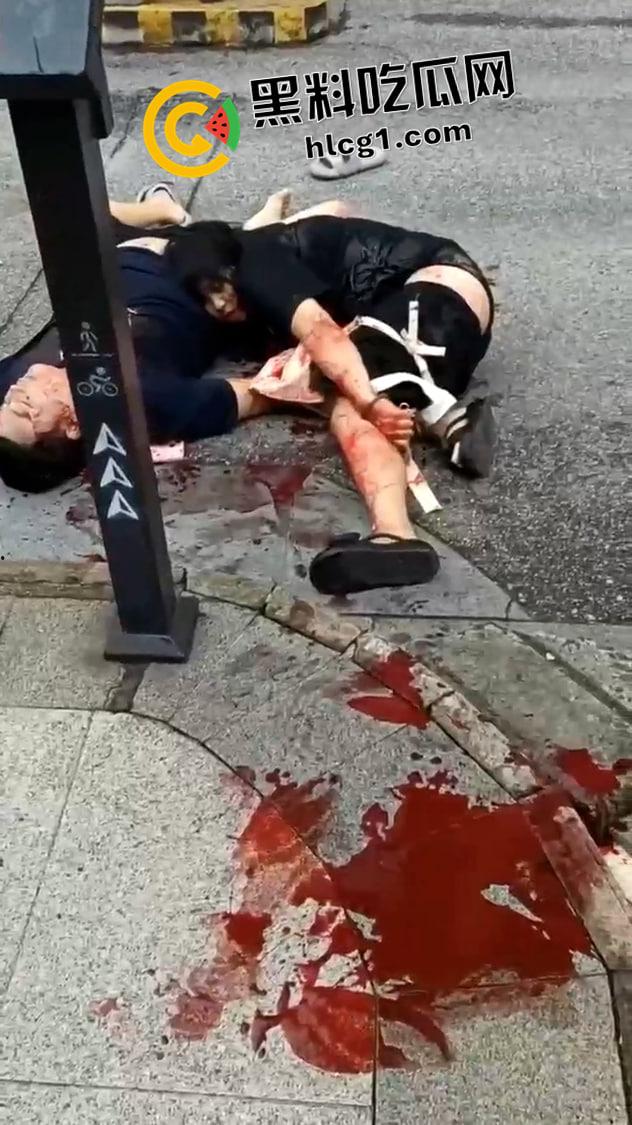 广西防城港公婆不按规定停车 还打骂保安 被保安夺刀砍死 大快人心 现场血腥视频流出-1