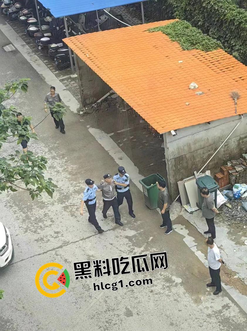 广西防城港公婆不按规定停车 还打骂保安 被保安夺刀砍死 大快人心 现场血腥视频流出-6