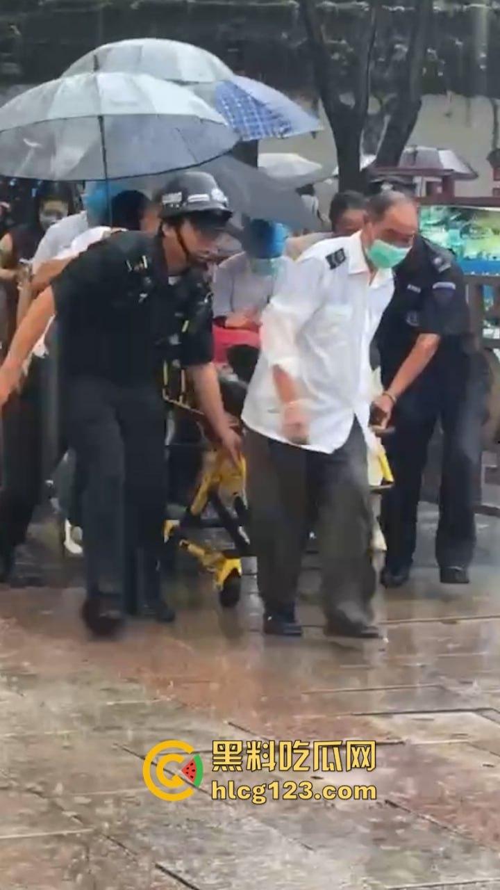 当街放血!姑苏花季学妹小红书约拍六旬老头 因不满出片效果遭对方水果刀伺候 当场昏迷-1