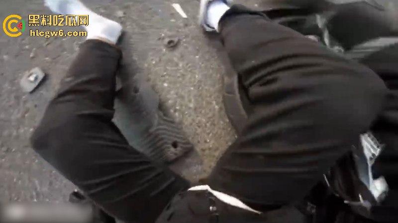 懂车帝已经打开了！摩友山路遛弯被右转到逆向车道的车给撞飞 两辆摩托被撞烂 开车老头直接傻眼！-4