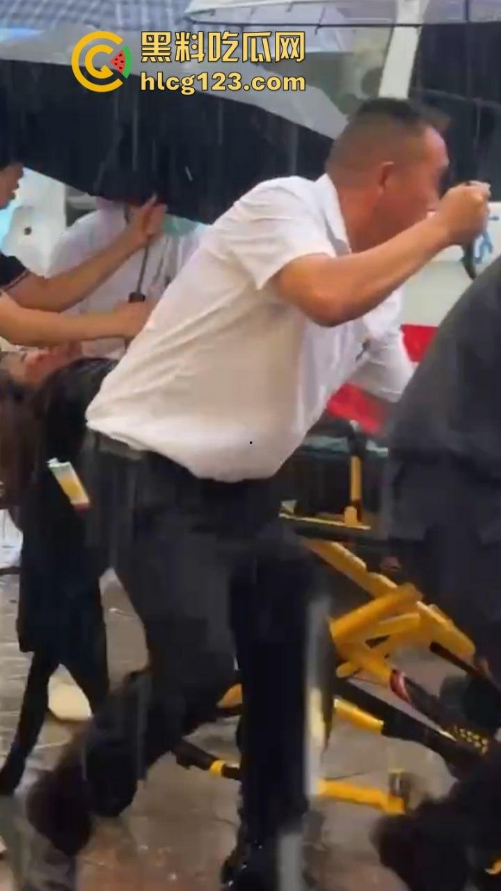 当街放血!姑苏花季学妹小红书约拍六旬老头 因不满出片效果遭对方水果刀伺候 当场昏迷-5