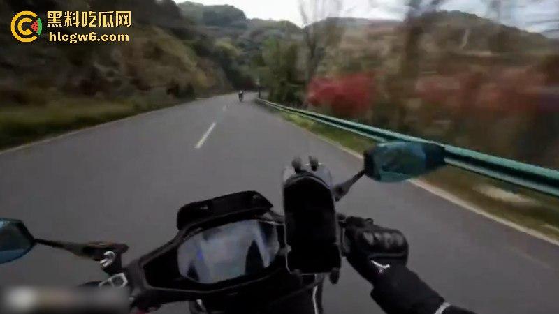 懂车帝已经打开了！摩友山路遛弯被右转到逆向车道的车给撞飞 两辆摩托被撞烂 开车老头直接傻眼！-7