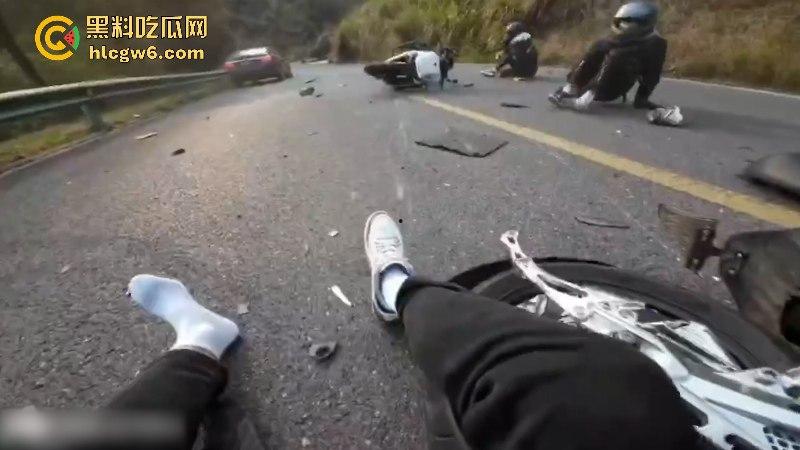 懂车帝已经打开了！摩友山路遛弯被右转到逆向车道的车给撞飞 两辆摩托被撞烂 开车老头直接傻眼！-8