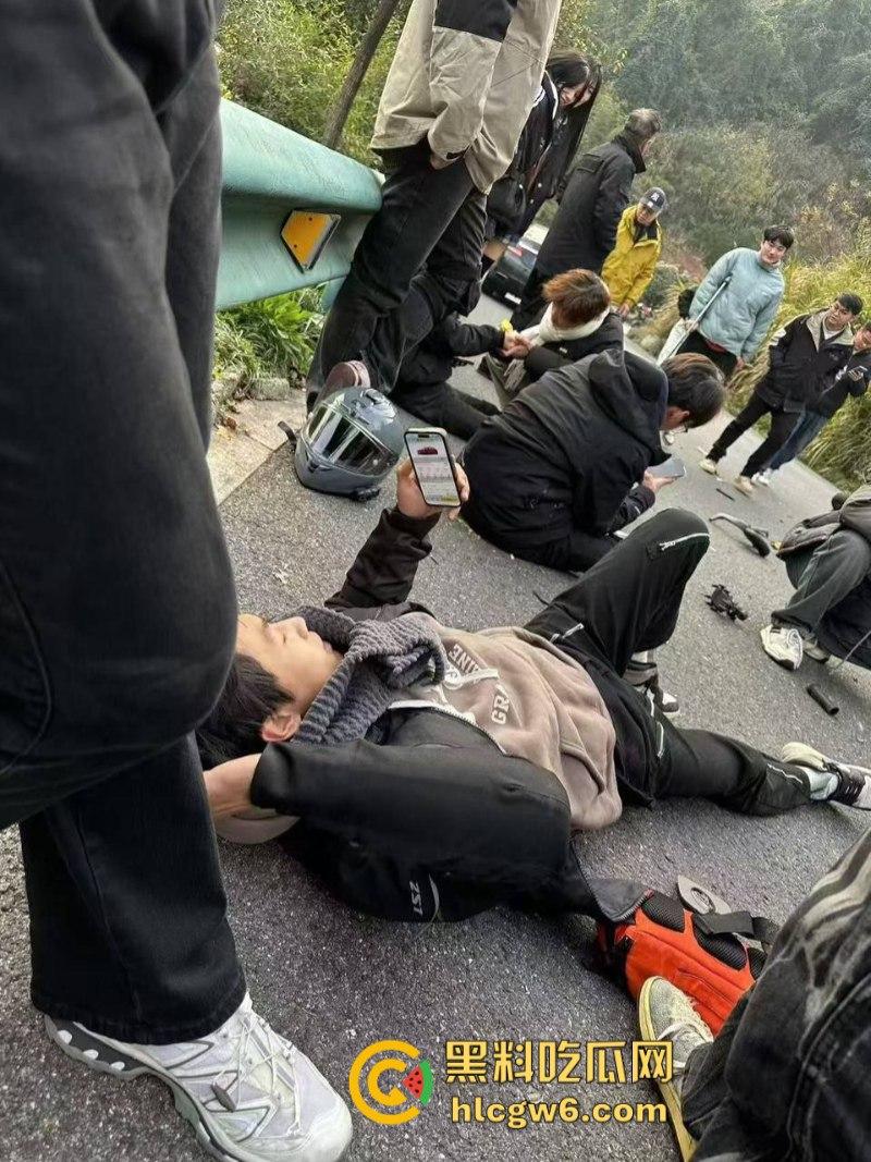 懂车帝已经打开了！摩友山路遛弯被右转到逆向车道的车给撞飞 两辆摩托被撞烂 开车老头直接傻眼！-9