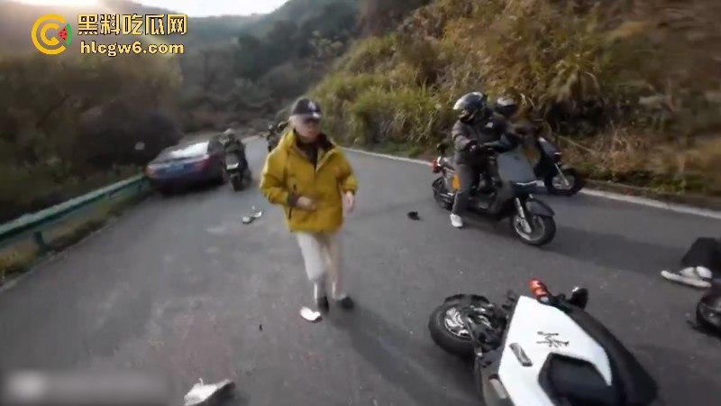 懂车帝已经打开了！摩友山路遛弯被右转到逆向车道的车给撞飞 两辆摩托被撞烂 开车老头直接傻眼！-11