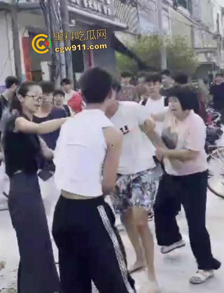 揭阳鬼火少年路边互殴,少妇大妈直接乱入拉架,平头小伙头破血流还反骂少妇影响发挥!-4