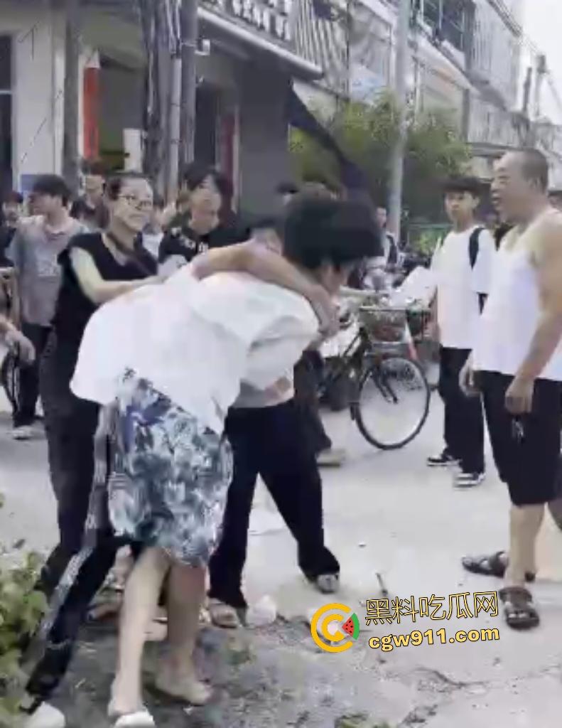 揭阳鬼火少年路边互殴,少妇大妈直接乱入拉架,平头小伙头破血流还反骂少妇影响发挥!-5