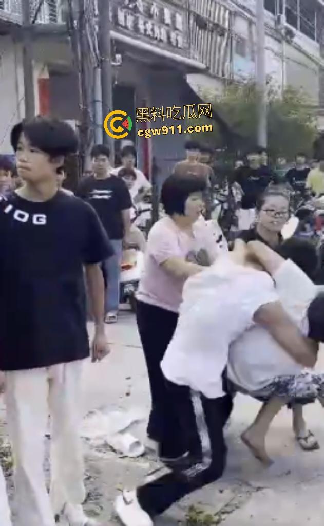 揭阳鬼火少年路边互殴,少妇大妈直接乱入拉架,平头小伙头破血流还反骂少妇影响发挥!-7