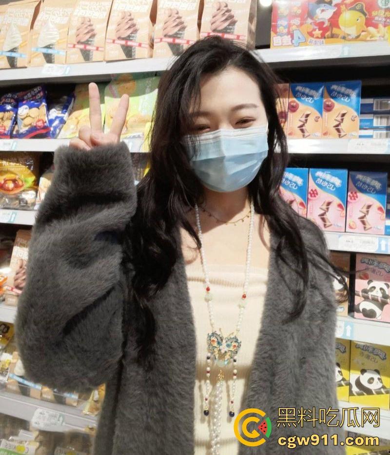 湘潭大学高颜值女大，情侣酒店激情开房，身穿情趣内衣白嫩巨乳诱人至极，口交深喉女上骑乘奶子晃荡！-2