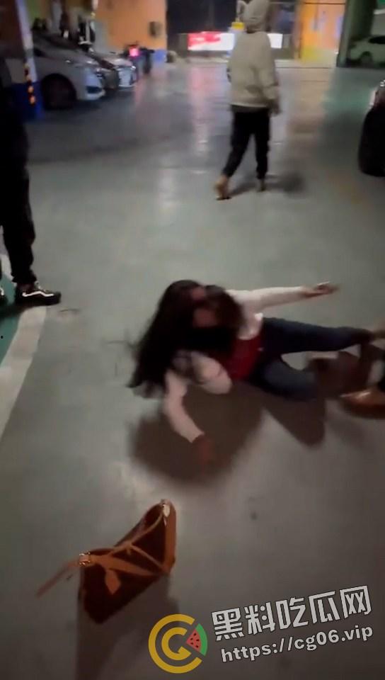 潍坊万达大瓜！地下车库捉奸 场面极其混乱 我带着闺蜜的出轨的老公去捉奸闺蜜和我的老公？-9