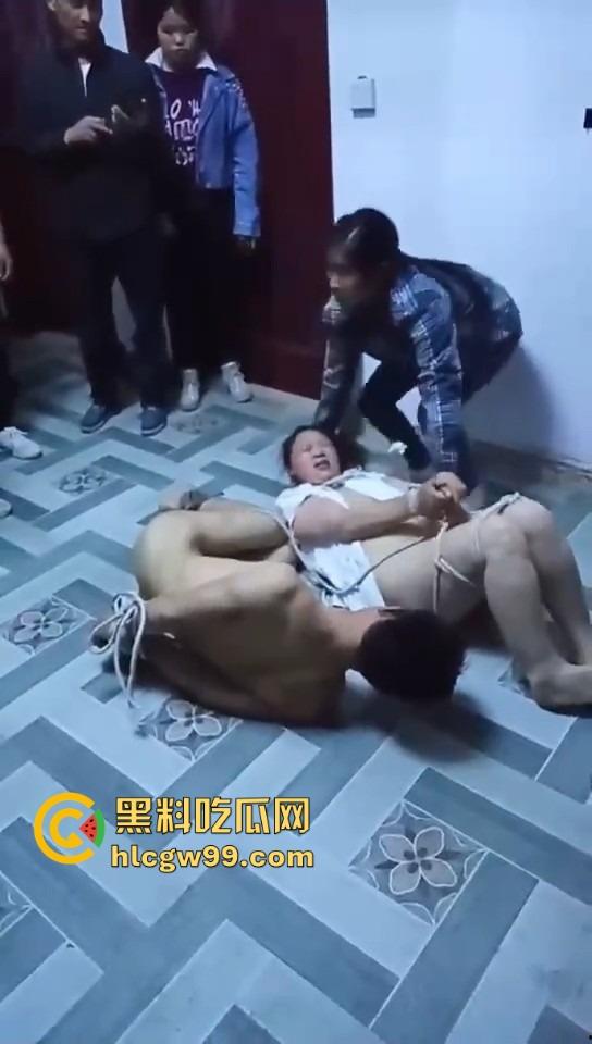 广西捉奸牛逼炸裂,抓奸直接把人绑一起,这是要浸猪笼还是咋滴?这骚操作真是绝了!-6