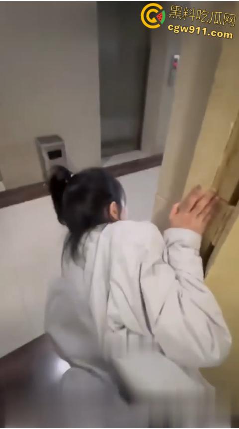 山东师范大学高颜值学生妹【徐璐】，在校下海低价卖逼，只需300就能狂操一次，堪称校园公交车 ！-7