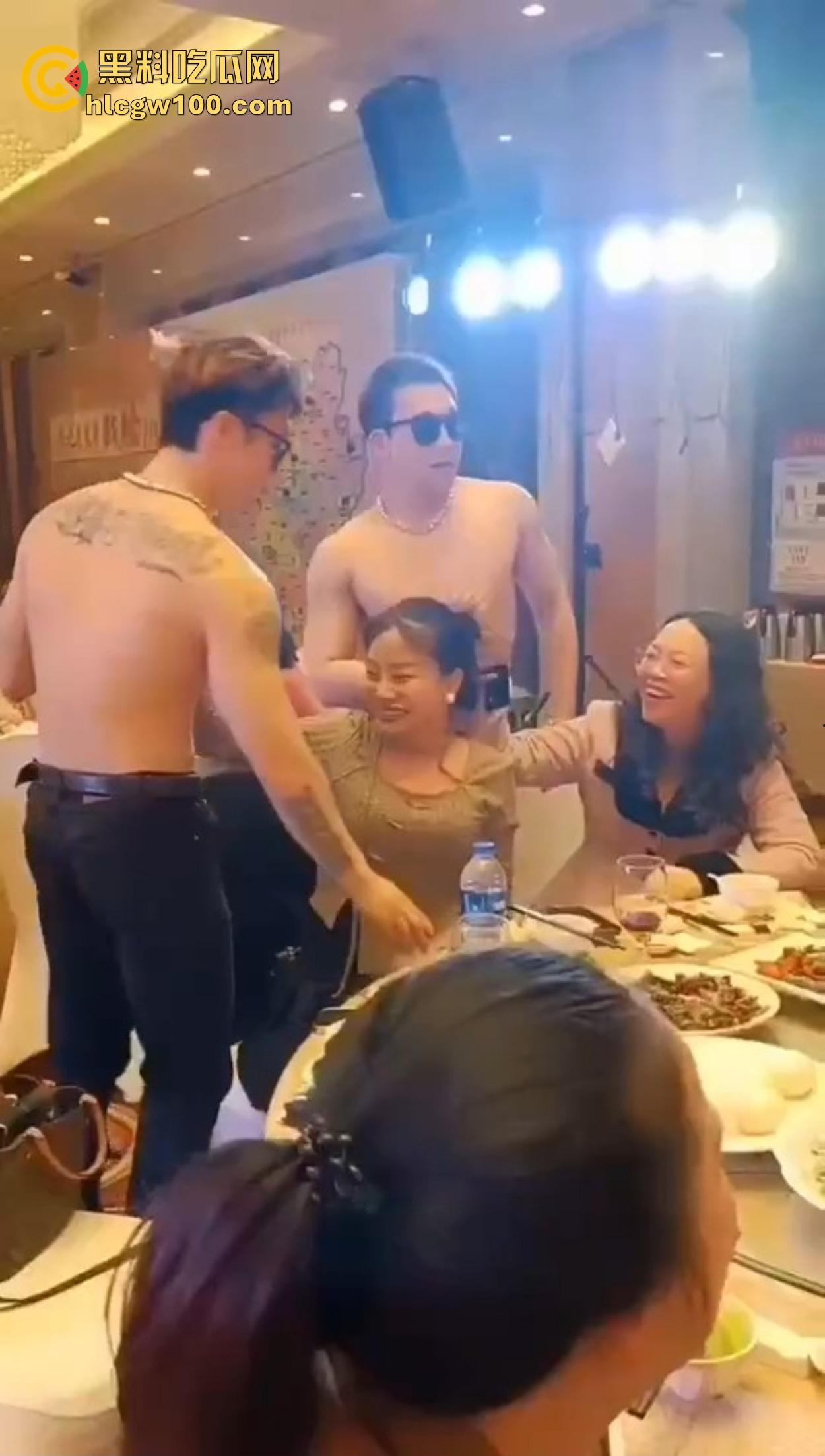 贵妇们的纸醉金迷现场曝光,点一群半裸男模摸奶子取乐,这年头不止男人玩得开,贵妇玩起来也是真绝!-1