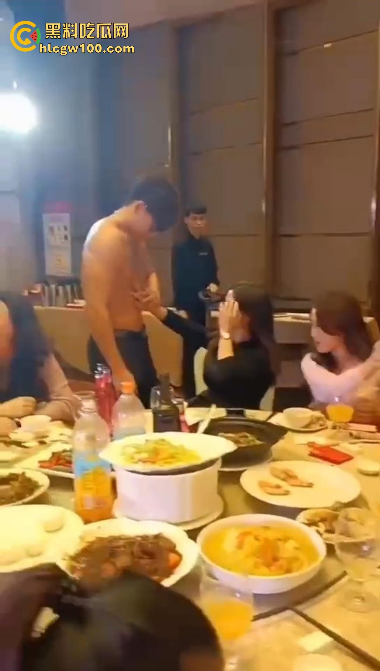 贵妇们的纸醉金迷现场曝光,点一群半裸男模摸奶子取乐,这年头不止男人玩得开,贵妇玩起来也是真绝!-2