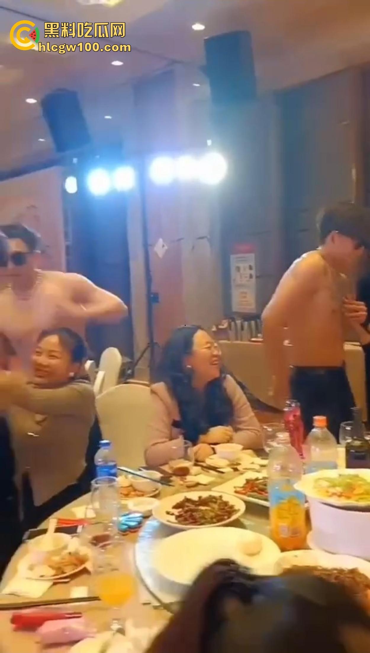 贵妇们的纸醉金迷现场曝光,点一群半裸男模摸奶子取乐,这年头不止男人玩得开,贵妇玩起来也是真绝!-3