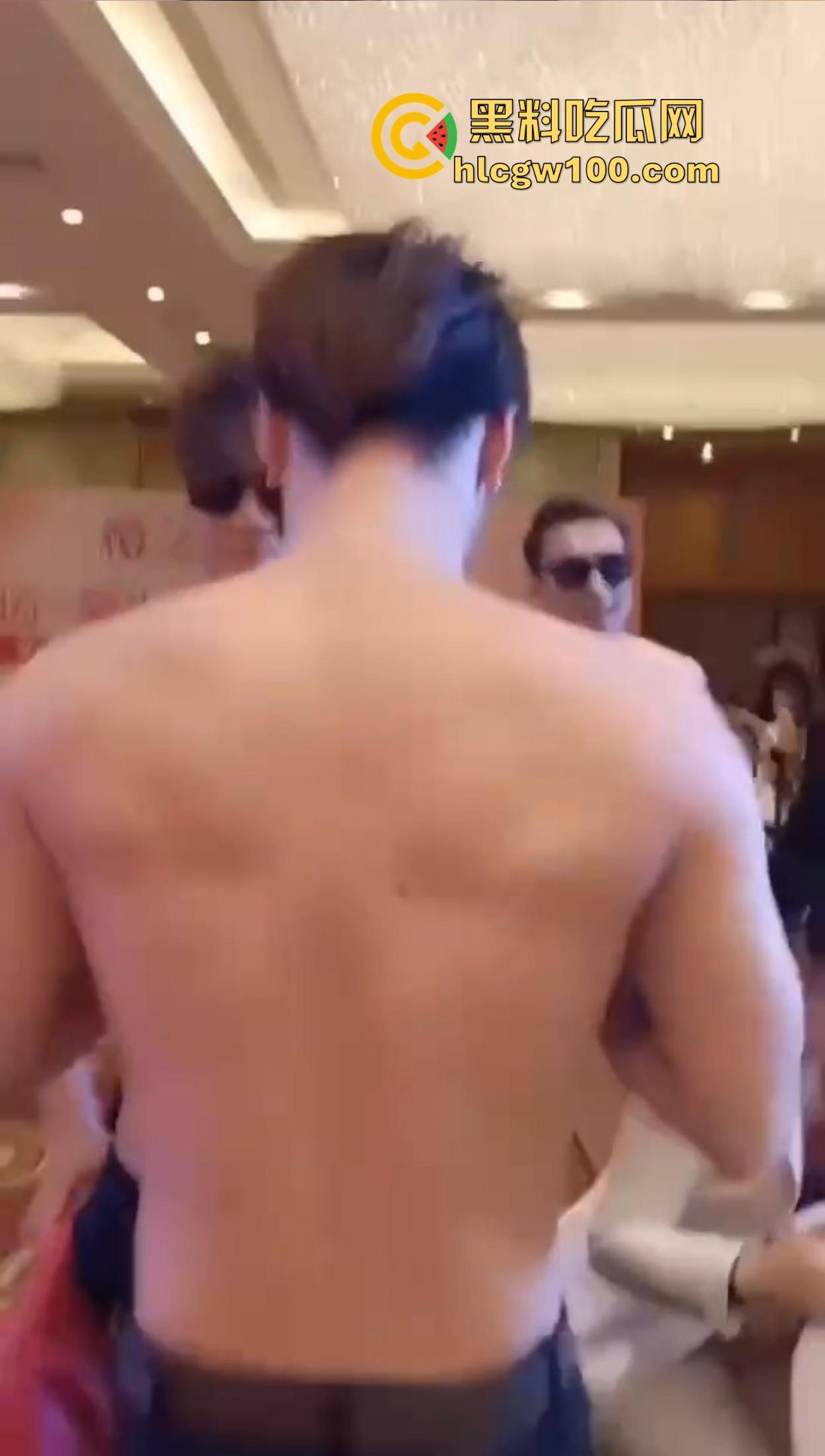 贵妇们的纸醉金迷现场曝光,点一群半裸男模摸奶子取乐,这年头不止男人玩得开,贵妇玩起来也是真绝!-11