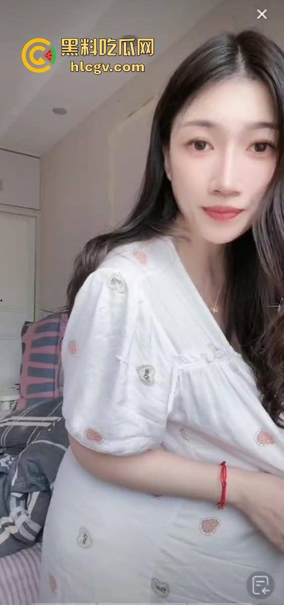 抖音快手走光合集，为流量真空直播成标配？学生妹刚成年就漏奶求粉，社会风气真是越来越离谱！-3