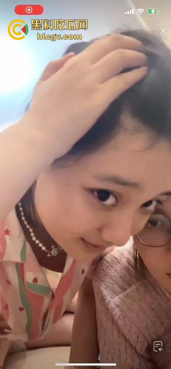 抖音快手走光合集，为流量真空直播成标配？学生妹刚成年就漏奶求粉，社会风气真是越来越离谱！-4