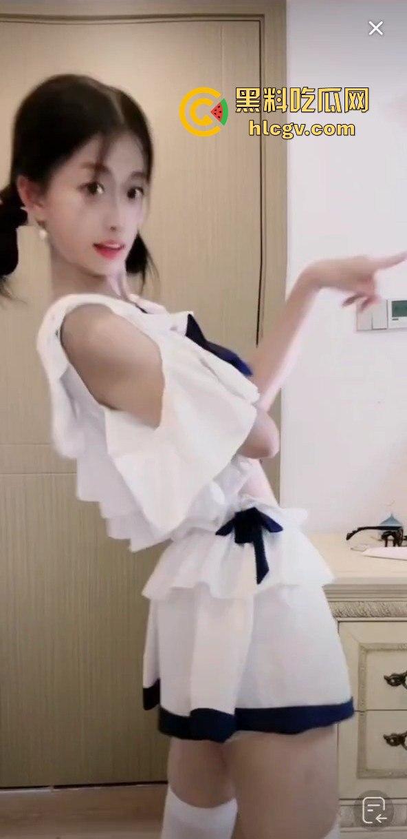 抖音快手走光合集，为流量真空直播成标配？学生妹刚成年就漏奶求粉，社会风气真是越来越离谱！-11