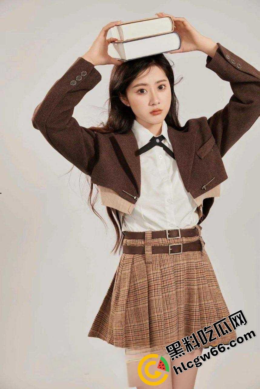 上海美院富家乖乖女【李梦圆】画油画的手拿去撸鸡巴,玉足足交蜜桃臀后入小穴夹得连射三发!-2