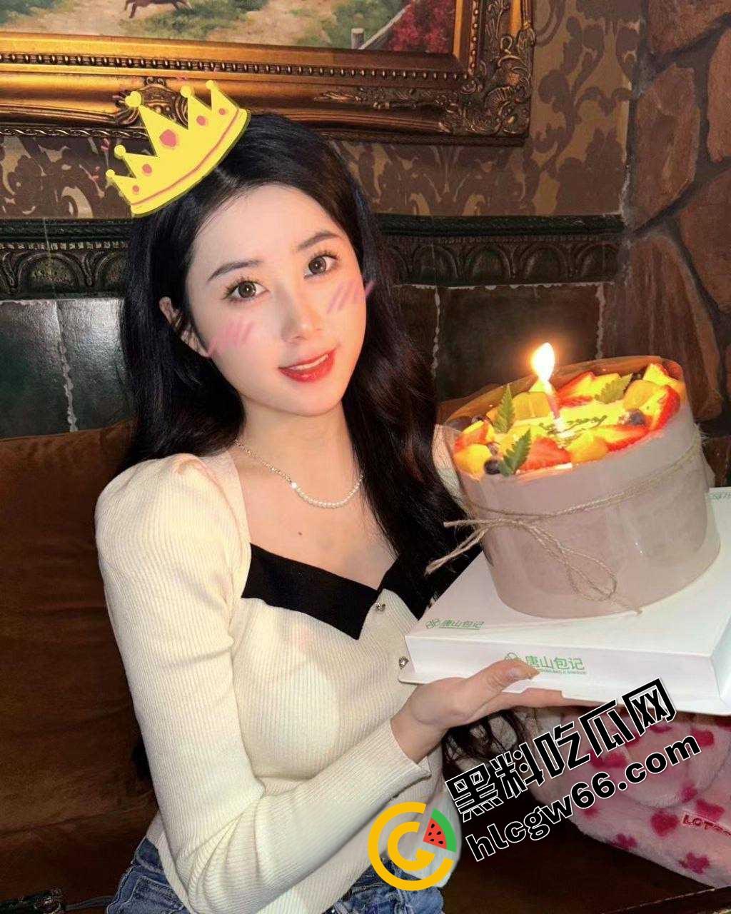 上海美院富家乖乖女【李梦圆】画油画的手拿去撸鸡巴,玉足足交蜜桃臀后入小穴夹得连射三发!-7