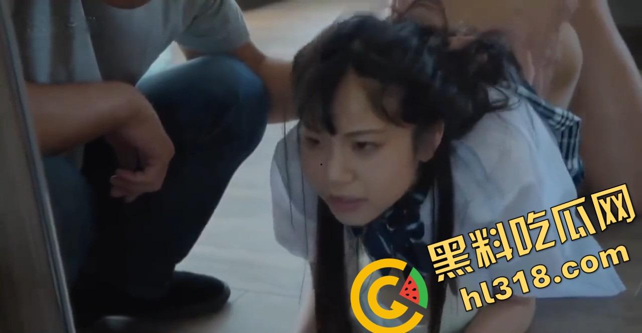 干爹把萝莉干女儿当筹码送合作伙伴,软妹身材娇小被提起直接操,干爹看傻眼年轻体力就是不一样!-11