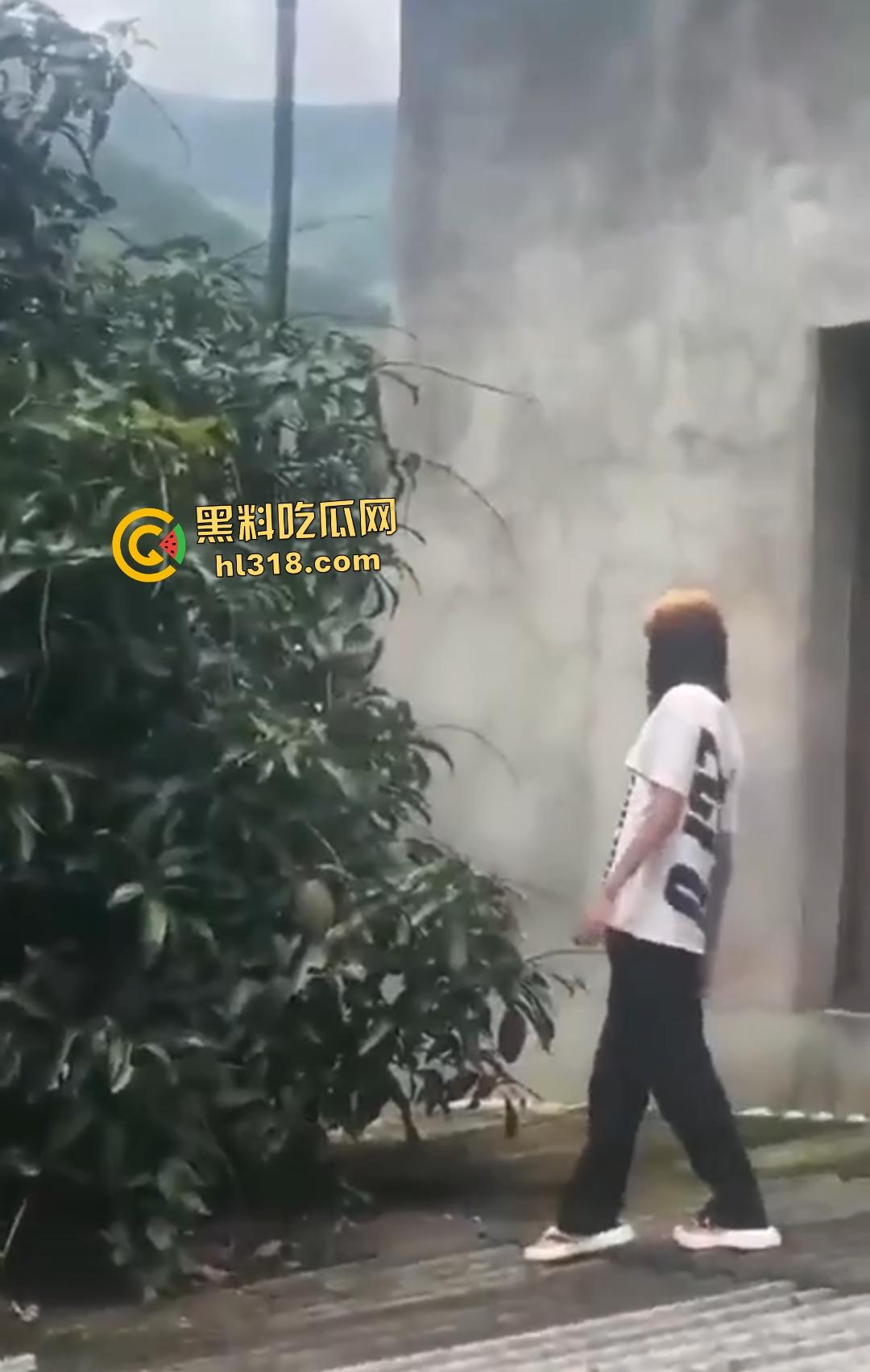 集美组团偷芒果翻车！白衣女孩瓦房“跳关”坠落陷阱，谁知这却是房主故意的陷阱！-5