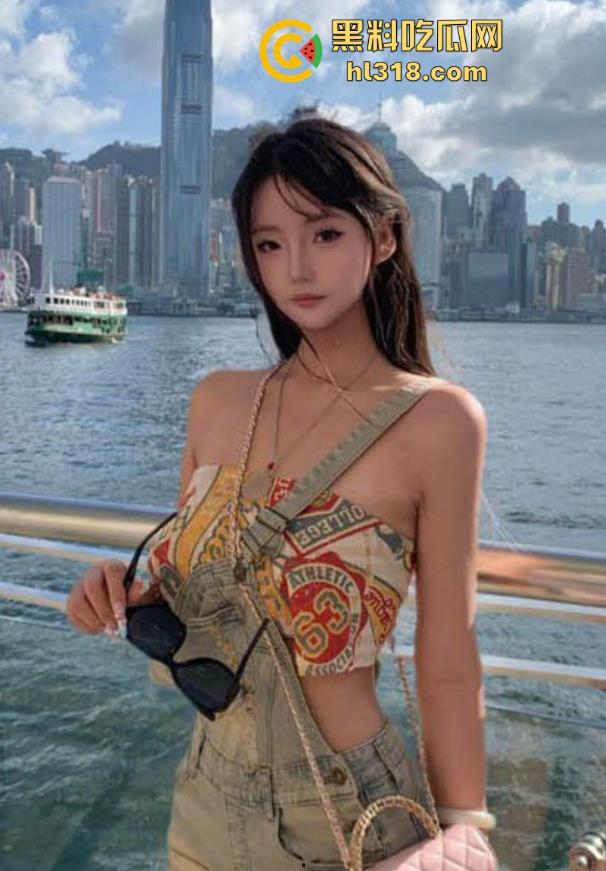 海角乱伦，跟我的刚上大学的表妹开房，尝试大胆酒店开门露出啪啪，白虎嫩穴被后入猛操，疯狂喷水！-1