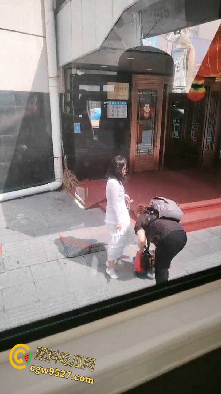 黑龙江鸡西一名女子想借网贷，做鼻子整容竟打自己老母，真白养了，群众直呼喂出个白眼狼！-3