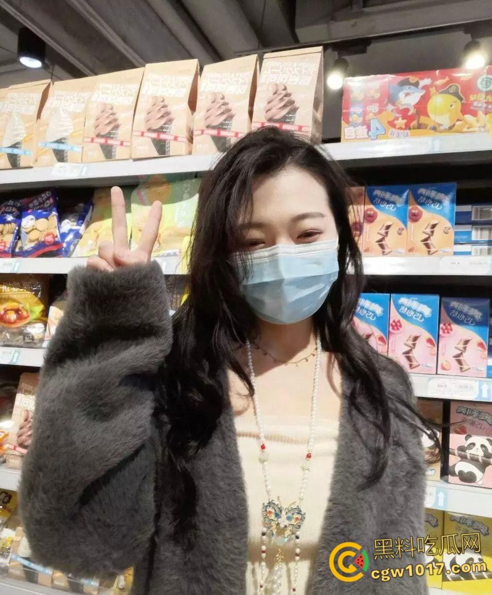 湖北贸易公司新员工【邓婉清】，刚毕业的大学生，与公司老板偷情，一顿口交舌舔搞得老板兽欲大发！-2