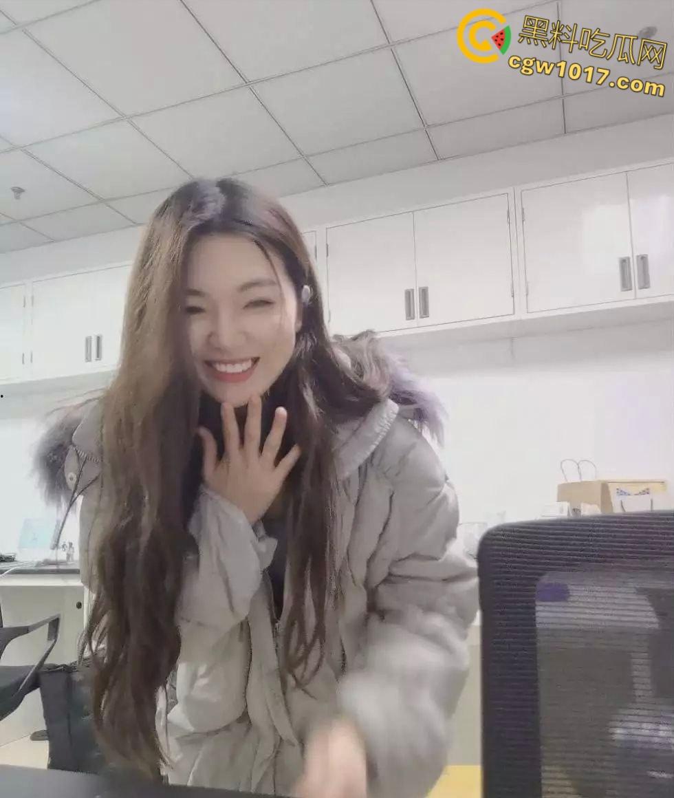 湖北贸易公司新员工【邓婉清】，刚毕业的大学生，与公司老板偷情，一顿口交舌舔搞得老板兽欲大发！-3