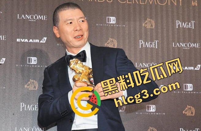 湖南株洲大街惊现冯小刚耍大牌事件，粉丝手机被打掉，热屁股贴冷板凳！-4