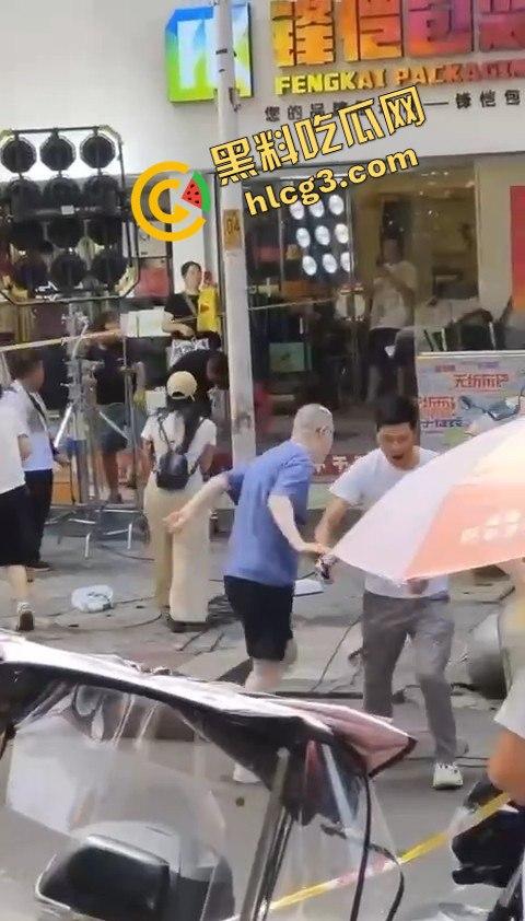 湖南株洲大街惊现冯小刚耍大牌事件，粉丝手机被打掉，热屁股贴冷板凳！-7