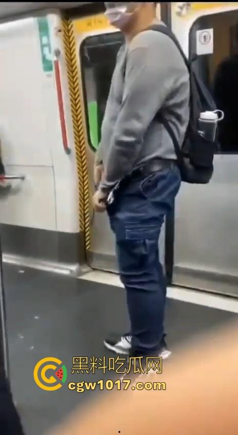 香港地铁牛仔裤大哥现场放尿直播！上班高峰期当着当着众人面开尿，可见心里素质是有多强大，小弟佩服！-1