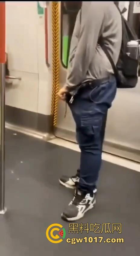 香港地铁牛仔裤大哥现场放尿直播！上班高峰期当着当着众人面开尿，可见心里素质是有多强大，小弟佩服！-2
