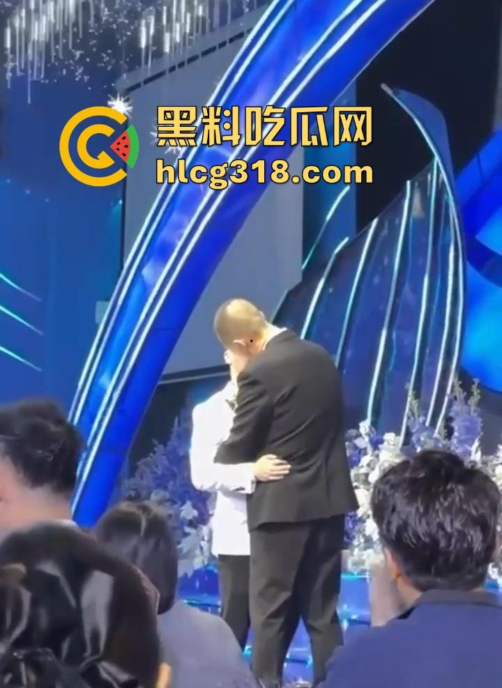 四川一对同性恋的特殊婚礼,冒着被人嘲笑的风险勇于做自己,“新娘