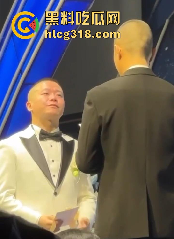 四川一对同性恋的特殊婚礼,冒着被人嘲笑的风险勇于做自己,“新娘