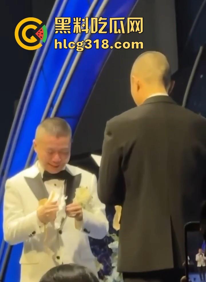 四川一对同性恋的特殊婚礼,冒着被人嘲笑的风险勇于做自己,“新娘