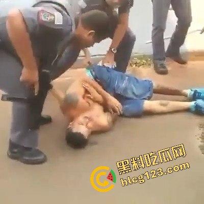 黑人小哥狂拽酷炫!挥棍挡子弹,电视剧看多了玩命呢?-5