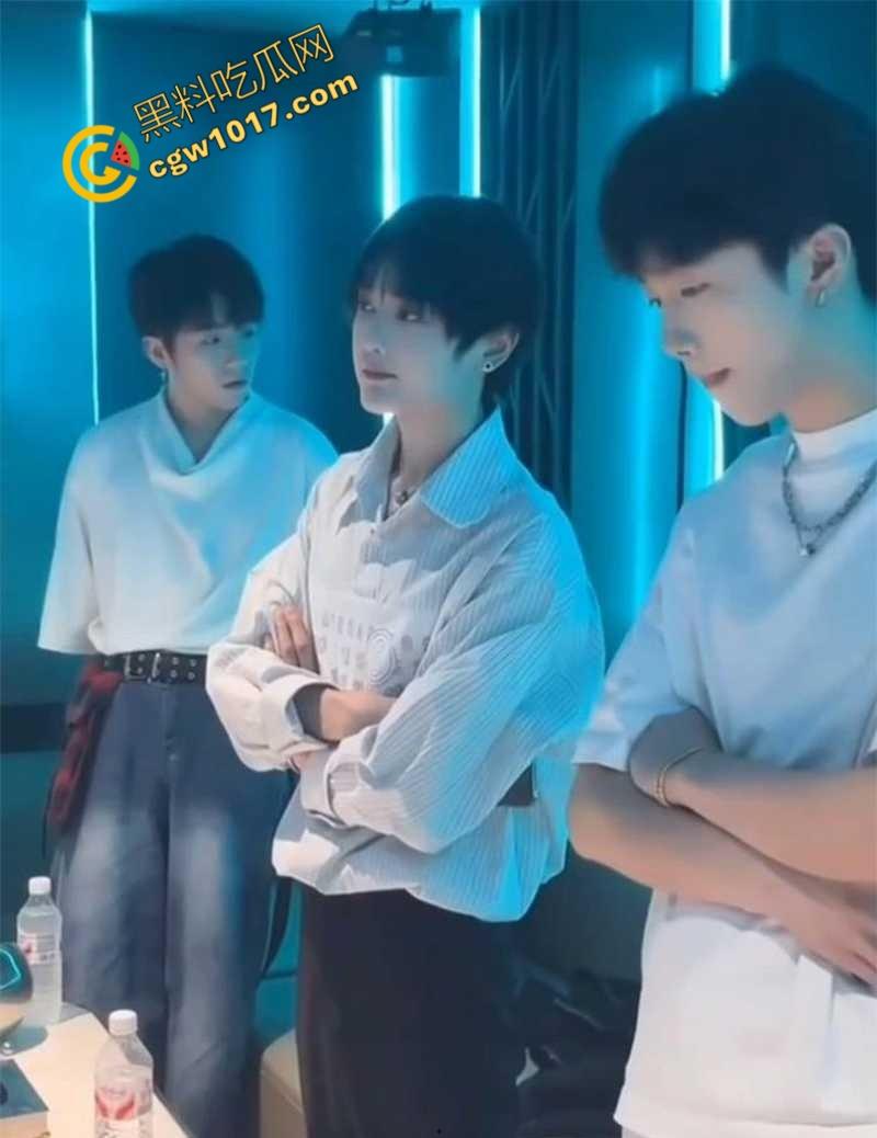 KTV会所少爷秘密训练：帅哥们的全能“修罗场”！只唱歌不够，绝技齐飞、话术奇口，为客人献身，舍命演绎“极乐餐”！-5