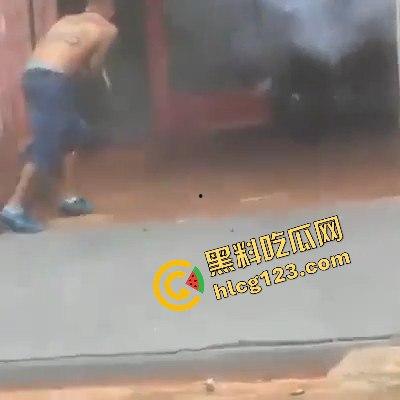 黑人小哥狂拽酷炫!挥棍挡子弹,电视剧看多了玩命呢?-10