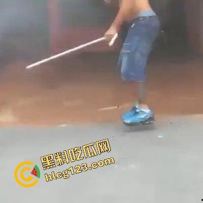 黑人小哥狂拽酷炫!挥棍挡子弹,电视剧看多了玩命呢?-11