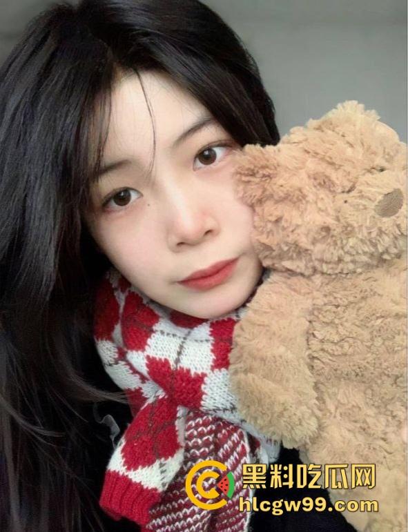 四川宜宾【赵倩】被爆私密视频,清纯学生妹跪地口交被颜射,粉嫩嫩的小逼惊艳众人!-5