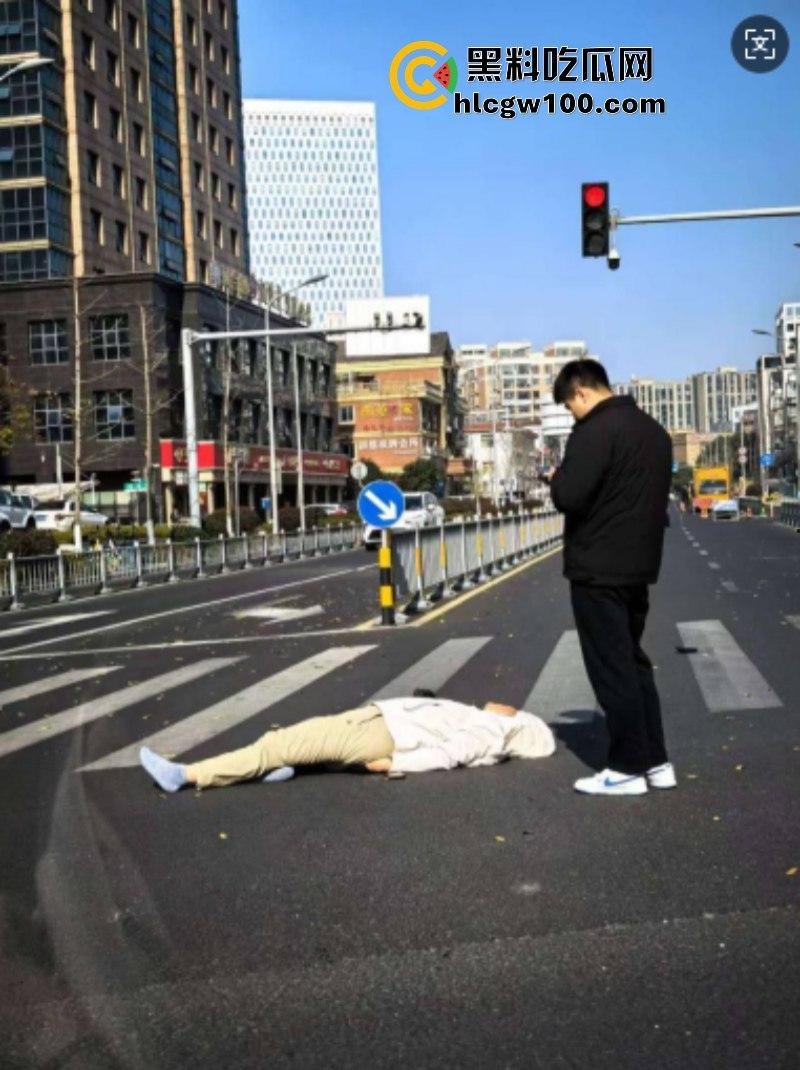 装逼撞死人！小米su7销售带客户试驾新车 红灯弹射起步 撞飞骑车路人 生死不明-9