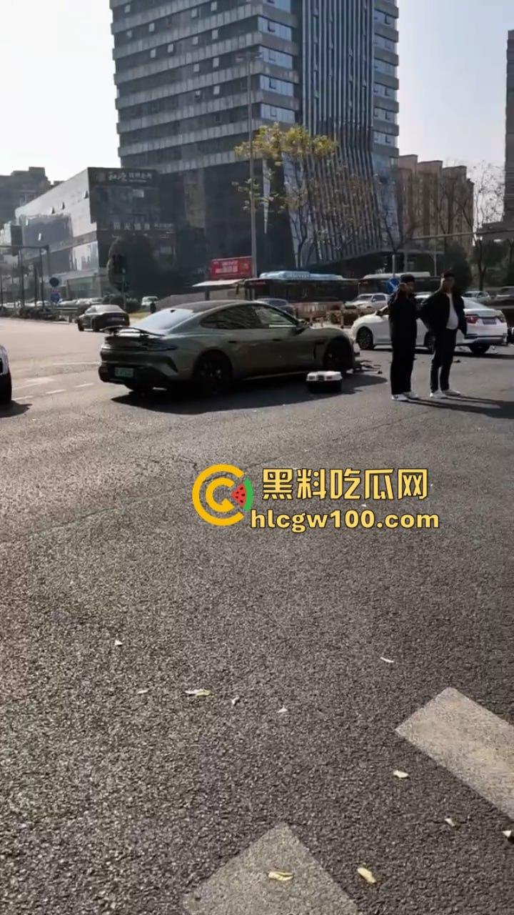 装逼撞死人！小米su7销售带客户试驾新车 红灯弹射起步 撞飞骑车路人 生死不明-11