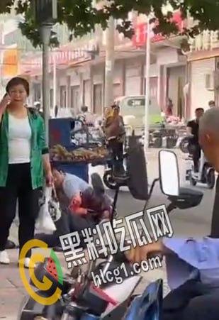 真男人只用拳头解决问题，河北石家庄赞皇街头上演两男子肉搏战 白衣男子被打得血都喷出来了还能再战-1